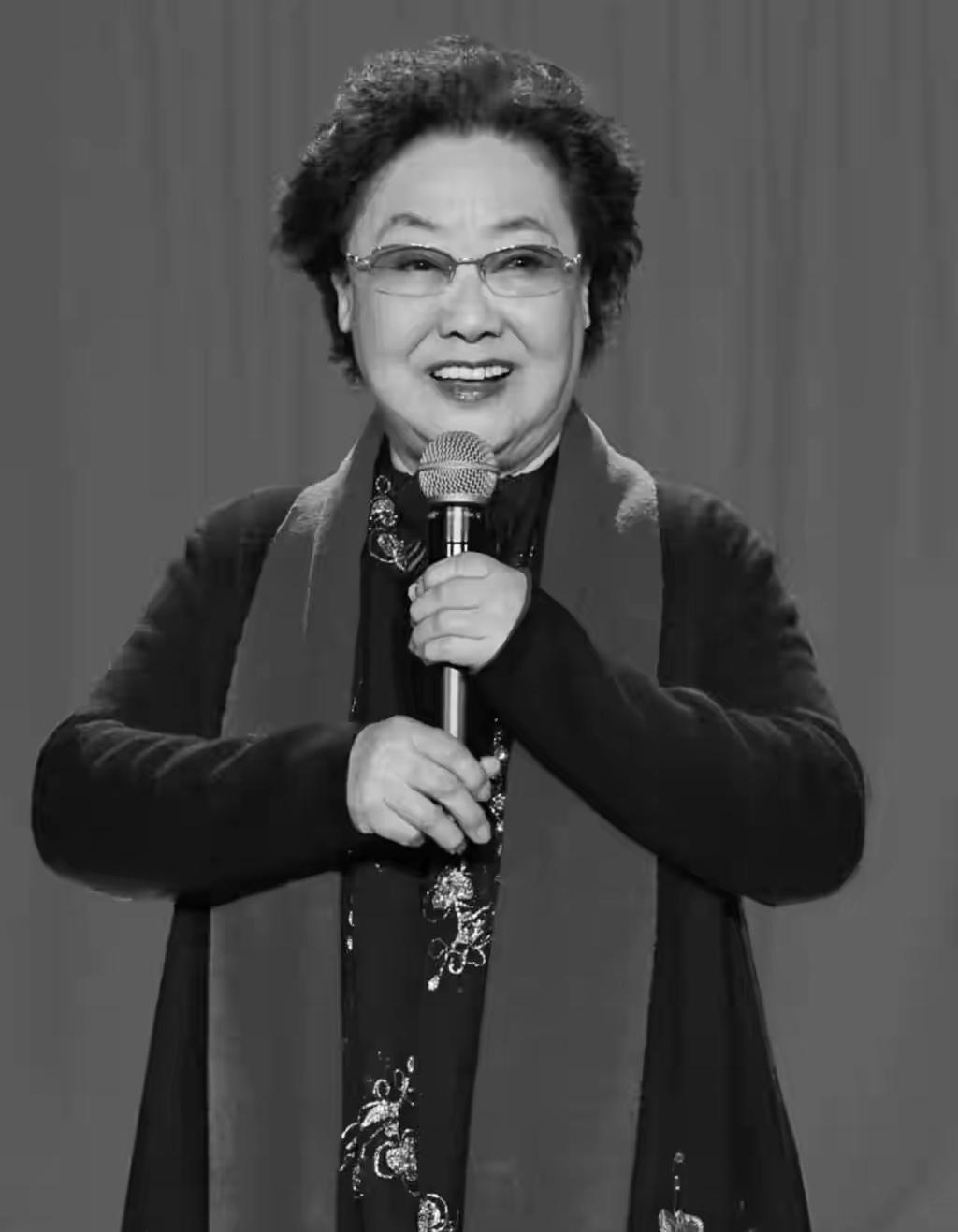从不开个人演唱会；
从不宣传炫耀自己；
从不前呼后拥出行。
但却
深根于人民之中