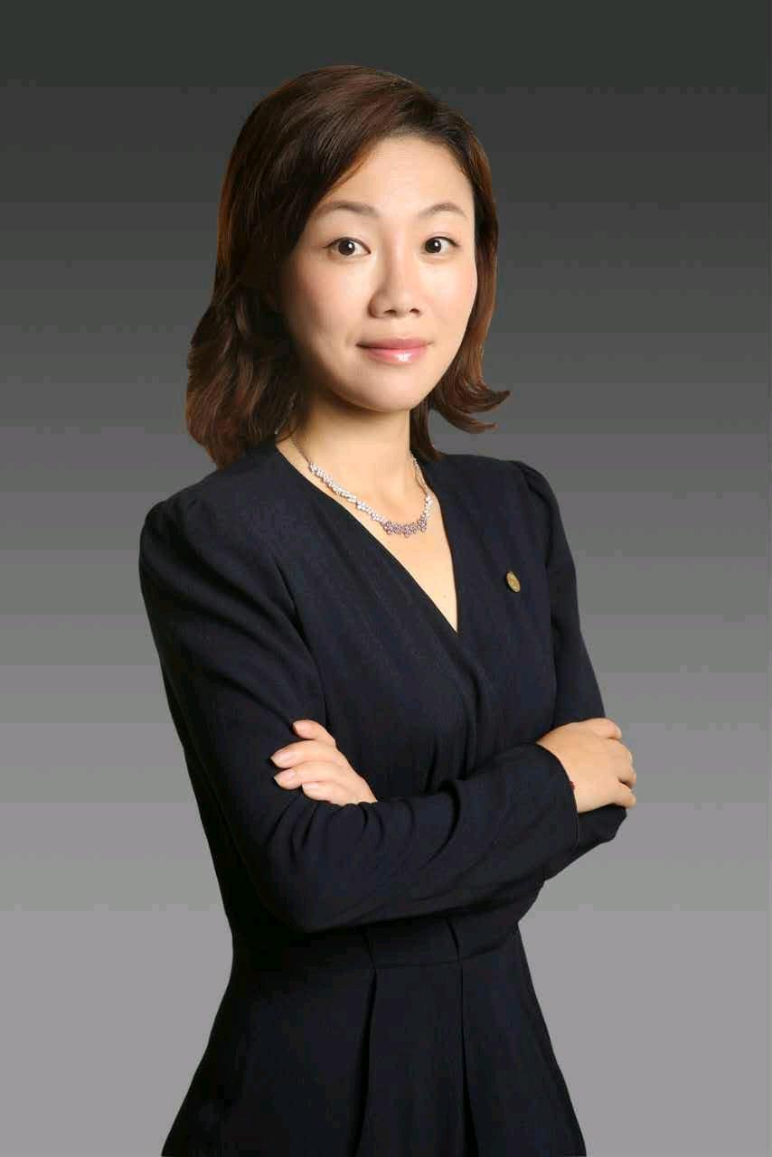 她被称为中国最贵的女秘书！年薪849万，虽已50岁了，还像个少女。这位女秘书就是