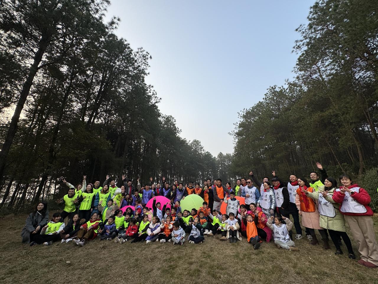 欢乐健球、趣味飞盘、大浪淘沙等系列趣味亲子活动，让蓝山车友会的小伙伴和家人放下手