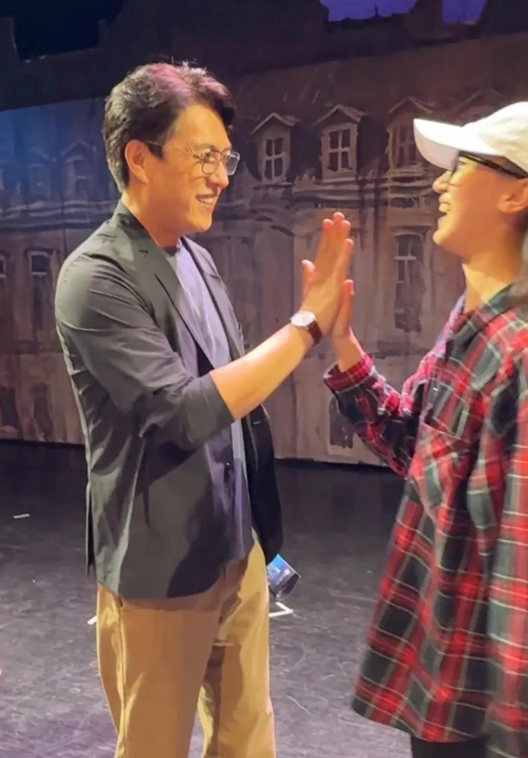 这个美女粉丝太幸福了，和靳东来了个热情拥抱。靳东真的很随和，接地气的演员[赞]