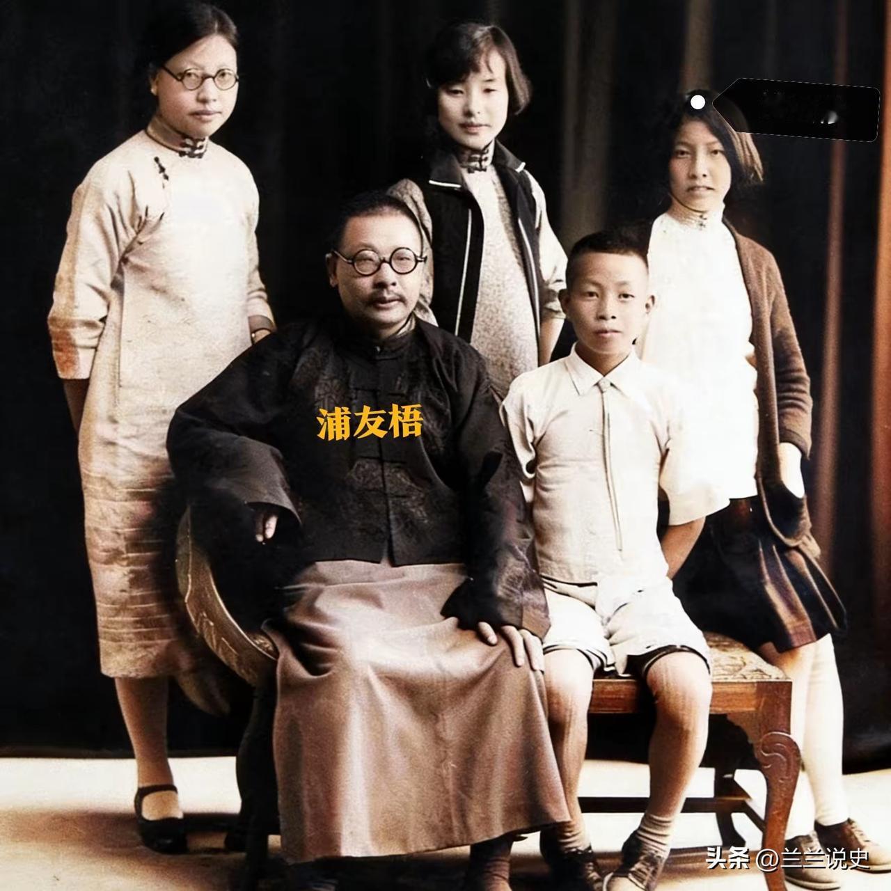 1930年代，在北平，浦安修（后为彭德怀夫人）与大姐浦洁修、二姐浦熙修、父亲浦友