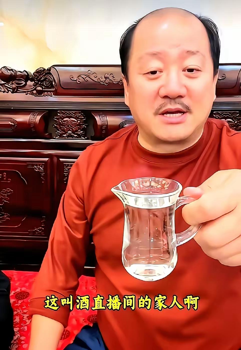 乡村爱情中谢广坤的扮演者前几天刚因为在网上直播卖的酸菜出现防腐剂问题被举报。还没