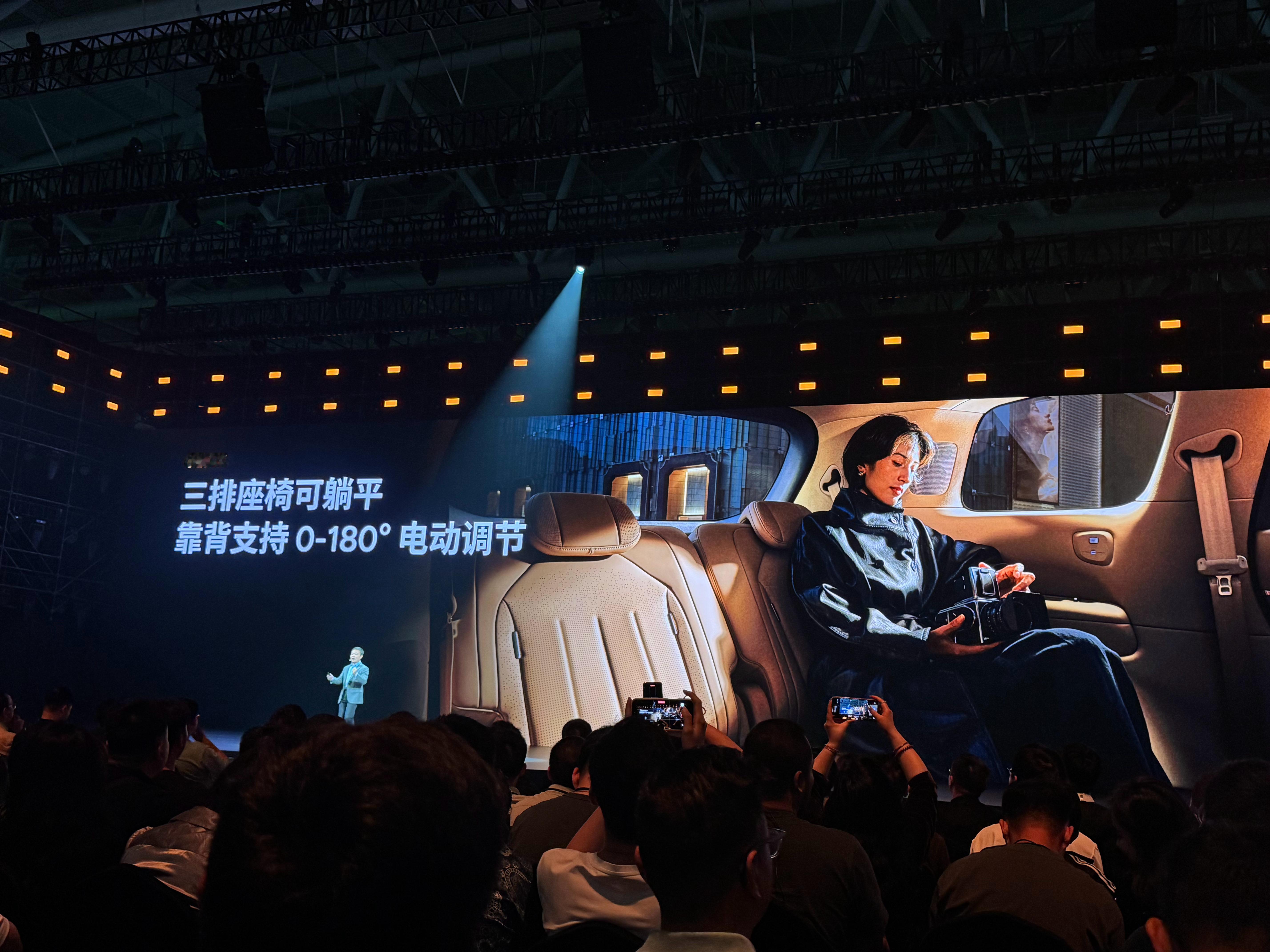 小鹏 GX 第三排空间的详细数据。重点是第三排座椅靠背支持 180 度的调节，这