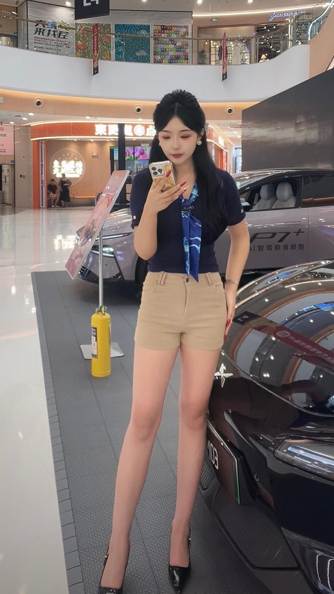现在不少新能源汽车都喜欢在商场里也开一个店，毕竟逛的人还是不少的，有几个客户跟我