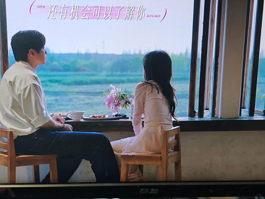 周佑凌这个肢体语言真的是暴露了他的内心周佑凌把脚搭在柳柳的凳子上，看是无心，实则