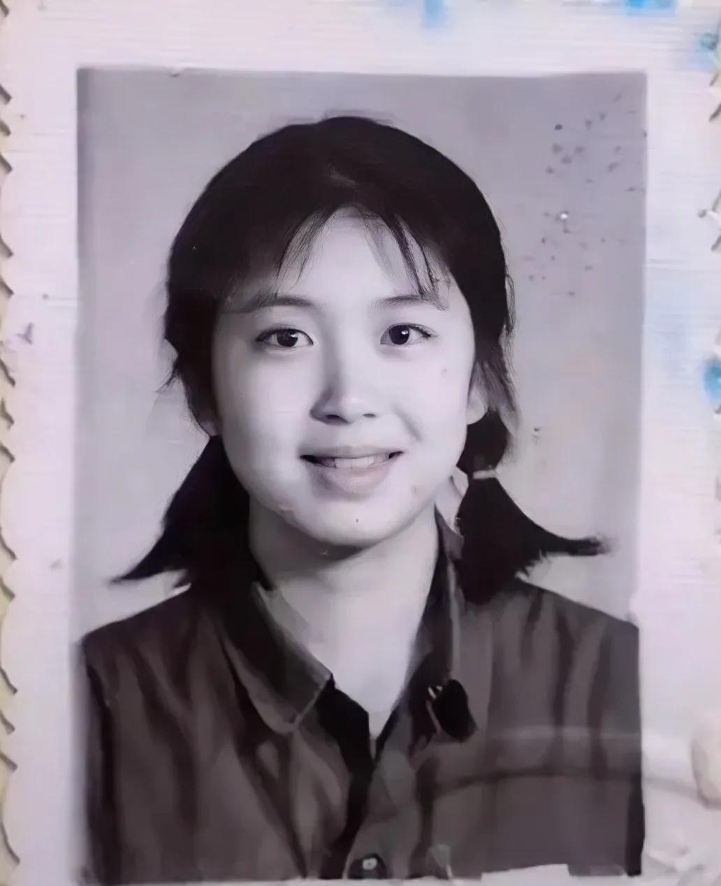 1984年，辽宁葫芦岛兴城县一名高中女生的毕业照，真是一个纯真甜美的美少女。
这