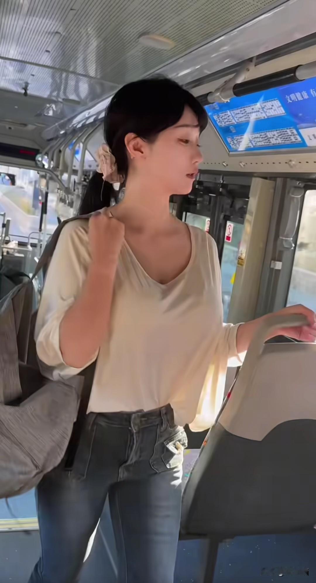 今天运气真好，公交车上遇到个美丽的小姐姐，这简直是上天赐的缘分啊！我在座位上偷偷