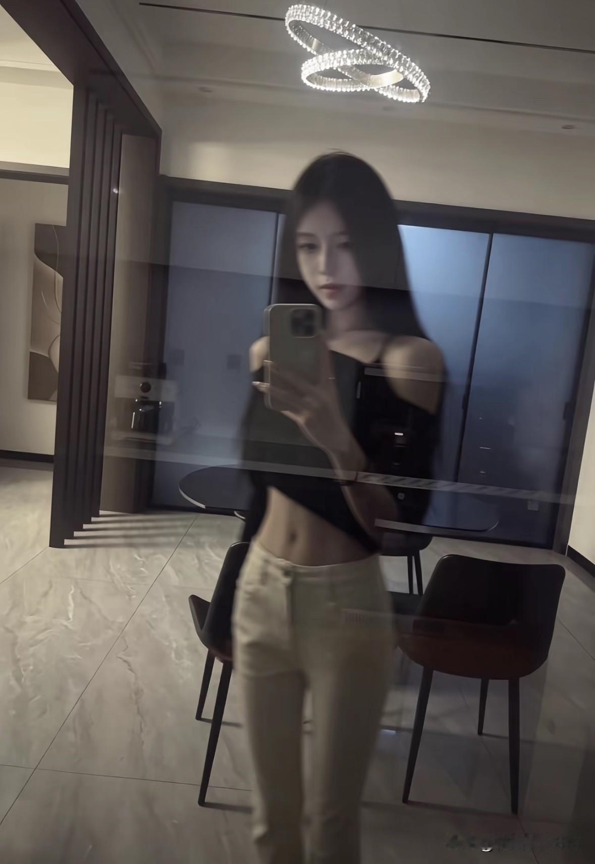 镜前留一份朦胧氛围感，简单上衣搭配紧身裤，自在就好。
对镜自拍 紧身裤穿搭
