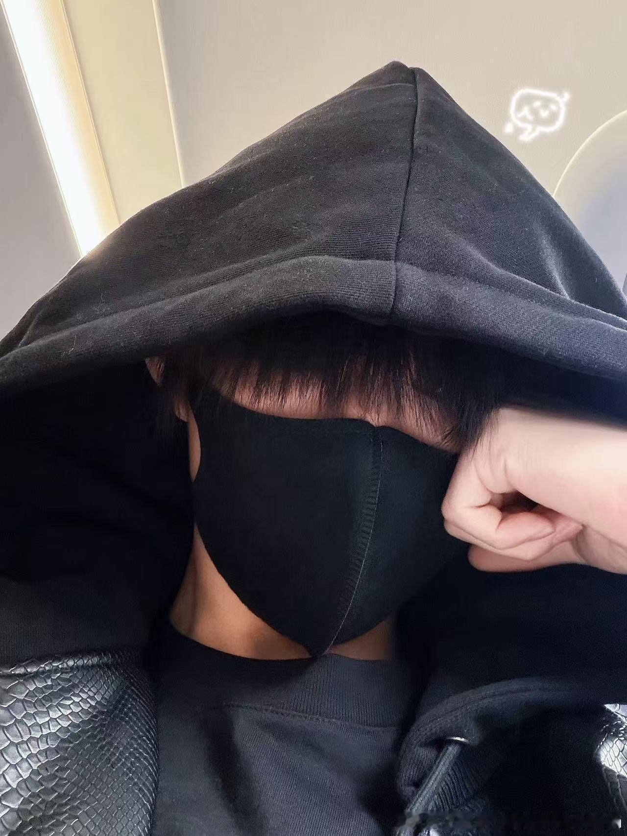 陈奕恒突围主题曲无单人演唱part陈奕恒单人镜头 整首歌全是多人合唱，陈奕恒没有