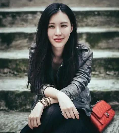 重庆卫视居然敢冒着天下之大不韪，让一个全民唾弃的女人当主持人。
重庆卫视近期推出