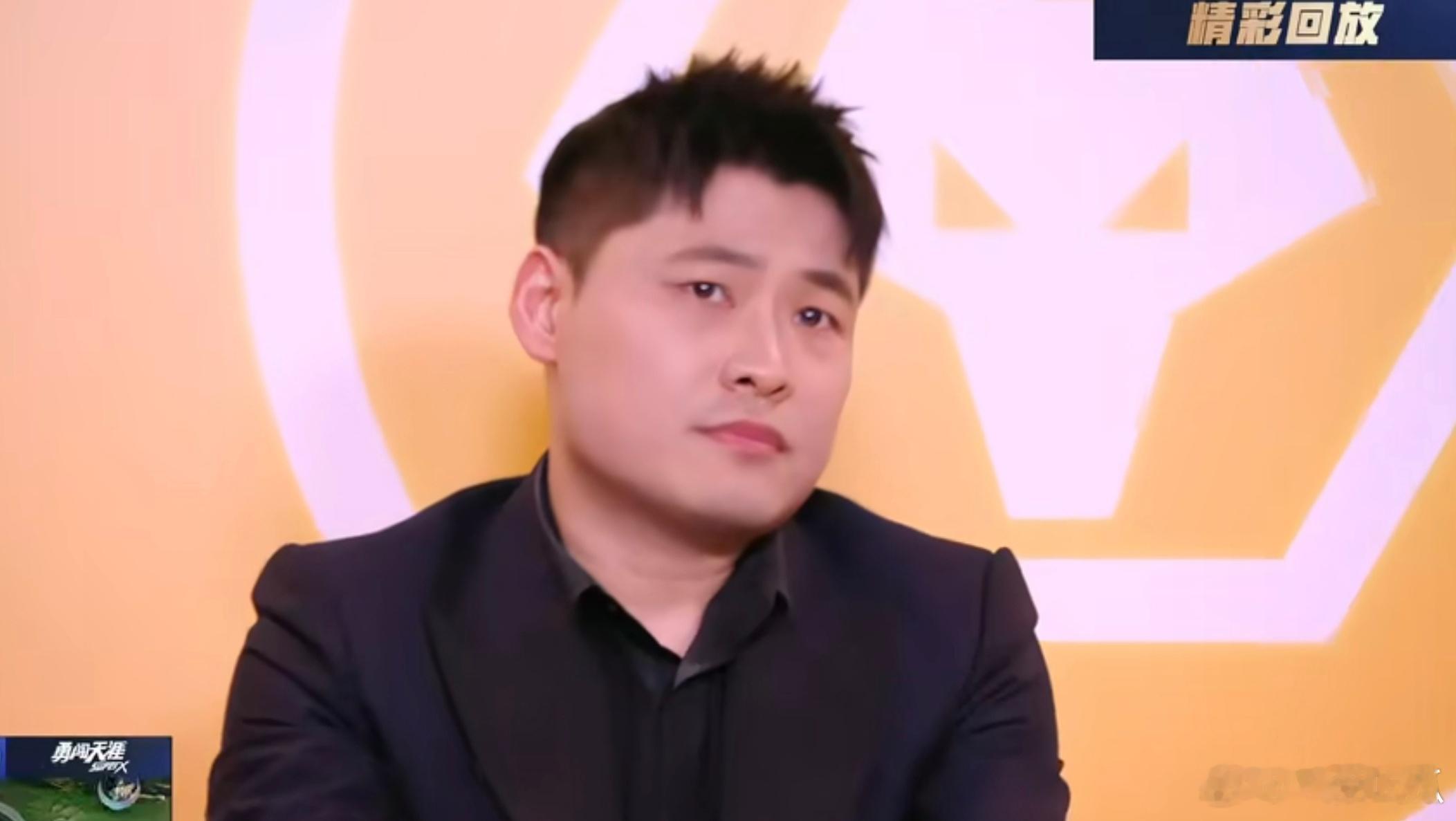 刚刚导播给了SK一个镜头 