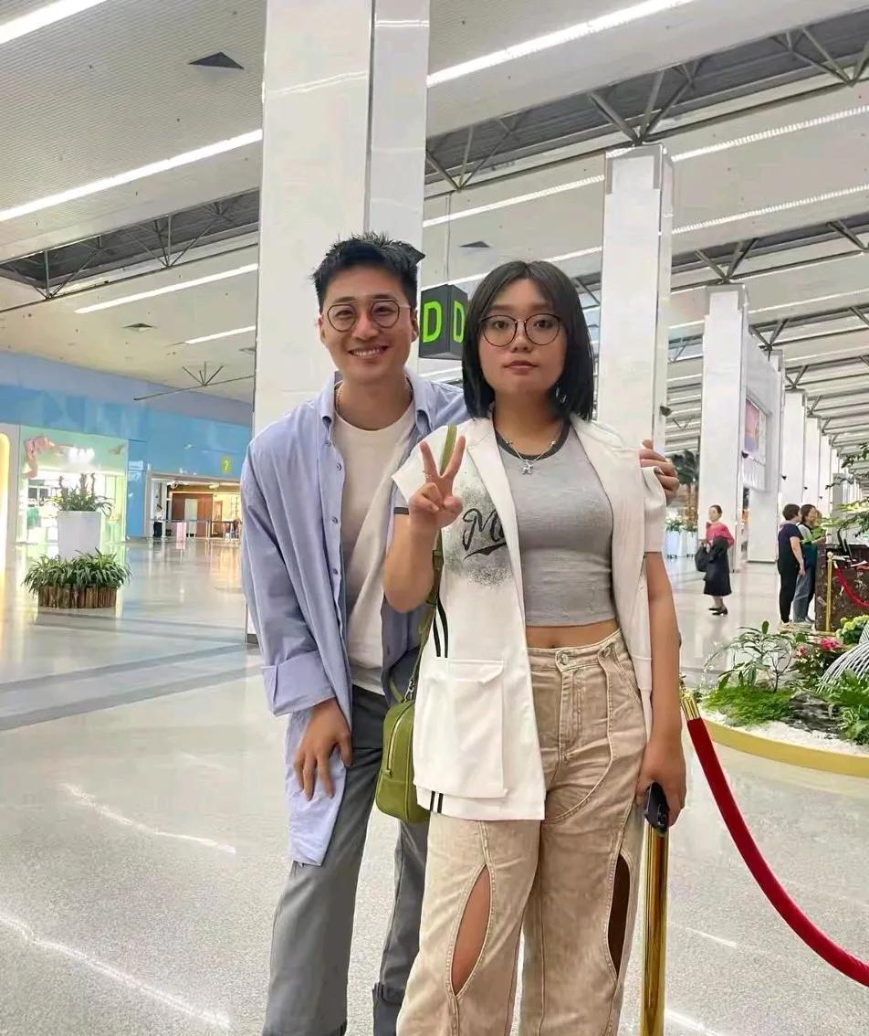 李雪琴这衣品咋说呢，都土掉渣了。
如果不说她是北大的，就凭这打扮我是真没法相信。