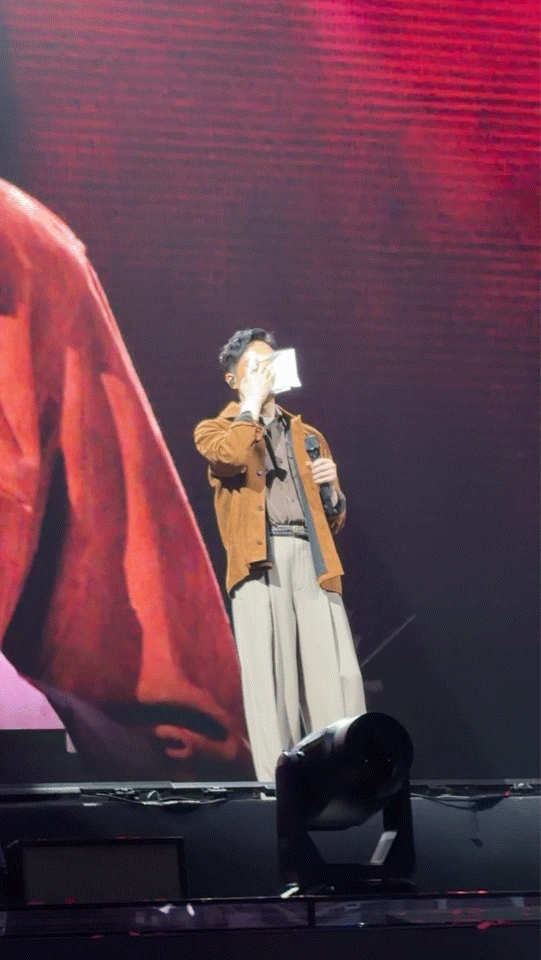 张智霖演唱会哭了、张智霖哭了一曲唱罢，张智霖红着眼眶，演唱会承载太多回忆，与歌迷