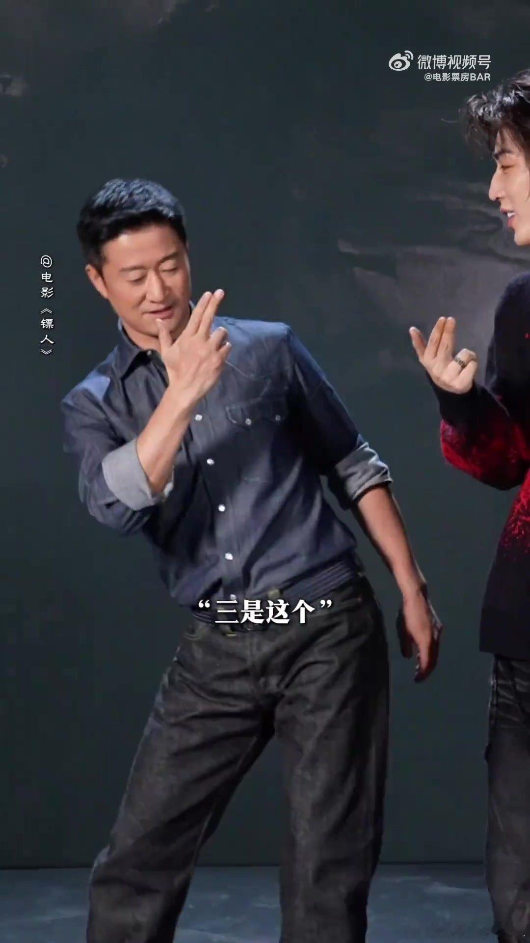 吴京跳刀马刀马 吴京跳刀马舞的样子肯定又帅又可爱，他总能给大家带来惊喜，这份超前