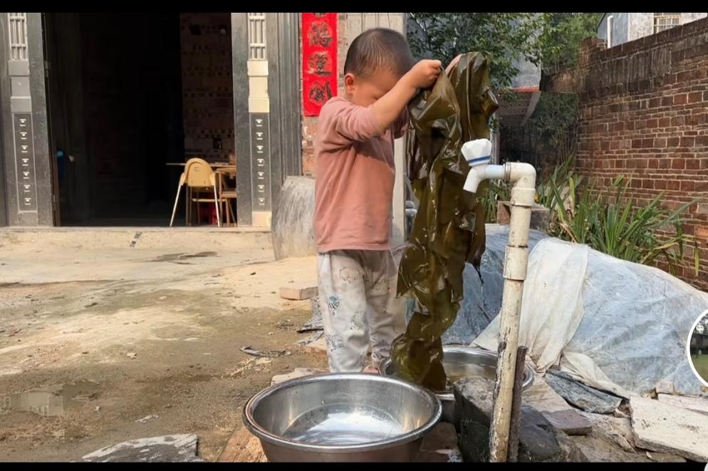 谁家的小孩三四岁就开始干农活做家务了？？是一帆妈妈家，[赞][赞][赞]一帆妈妈