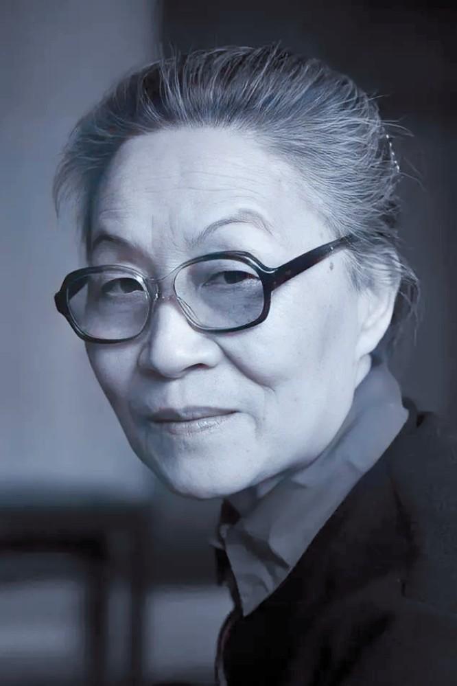 杨绛先生有言：

“人生如戏，健康为基。少怒少忧，多笑多眠，方能心宽体健。世间繁