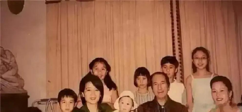 何超琼小时候想见父亲，得跟秘书预约时间。何猷君小时候想吃煎蛋，早上7点，父亲系着