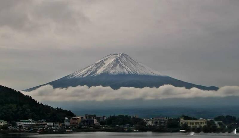 【富士山迎来今秋首场冠雪 比去年提早15天】海外新鲜事日本 日本山梨县甲府地方气