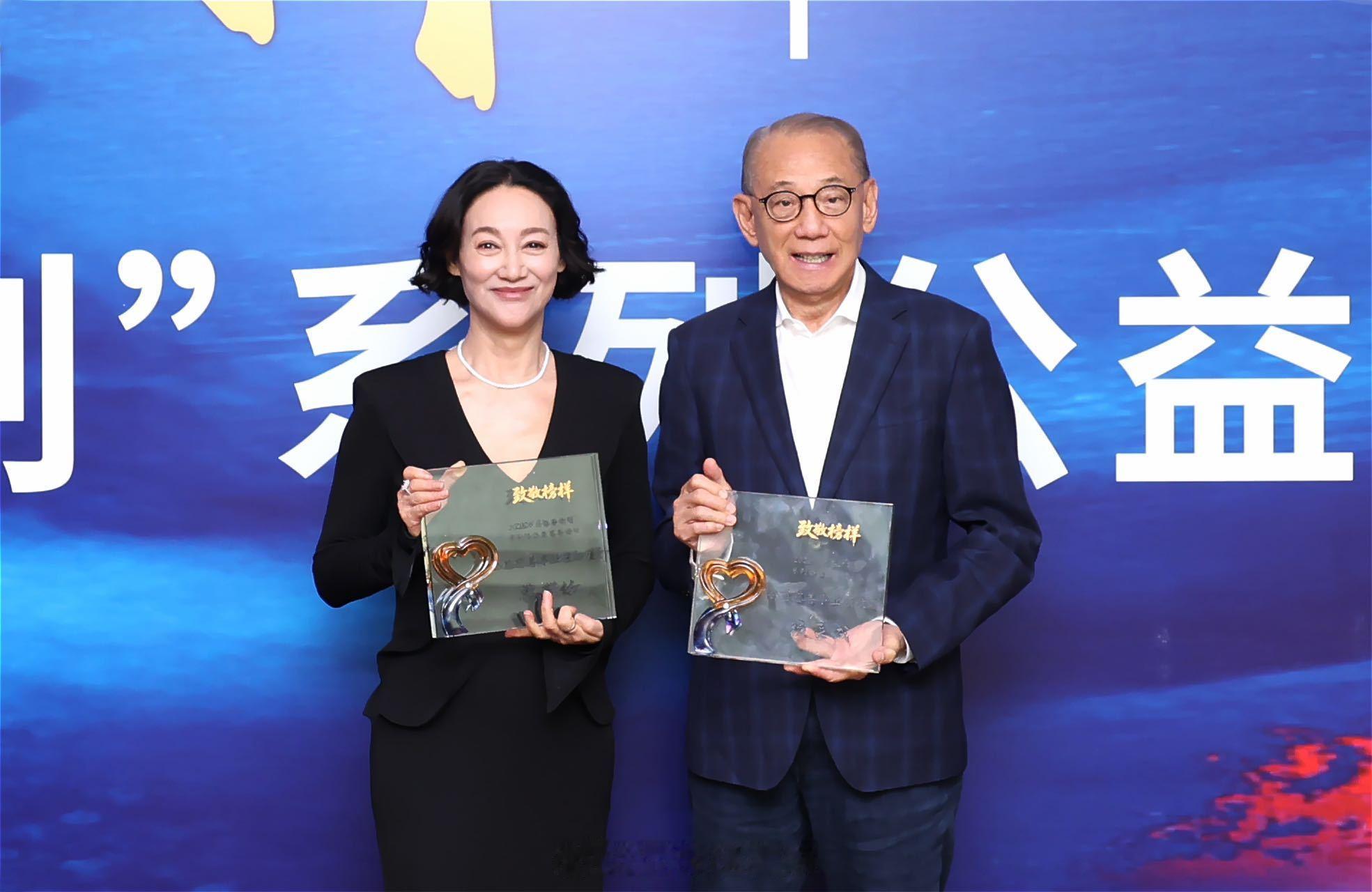 杨受成惠英红慈善演讲 英皇集团主席杨受成与共同出席慈善行动，听红姐和杨博士的演讲