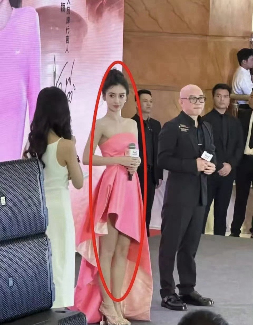 终于明白为什么男主能在人群中一眼认出女主了！ 