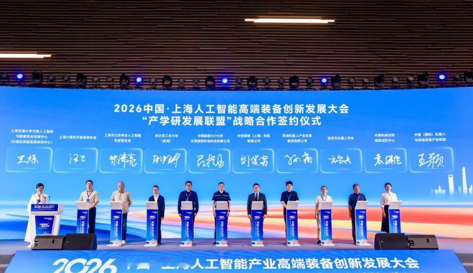 中美AI较量大局已定！不靠嗓门大小，拼的是实打实的落地和赚钱
最近网上两组画面放
