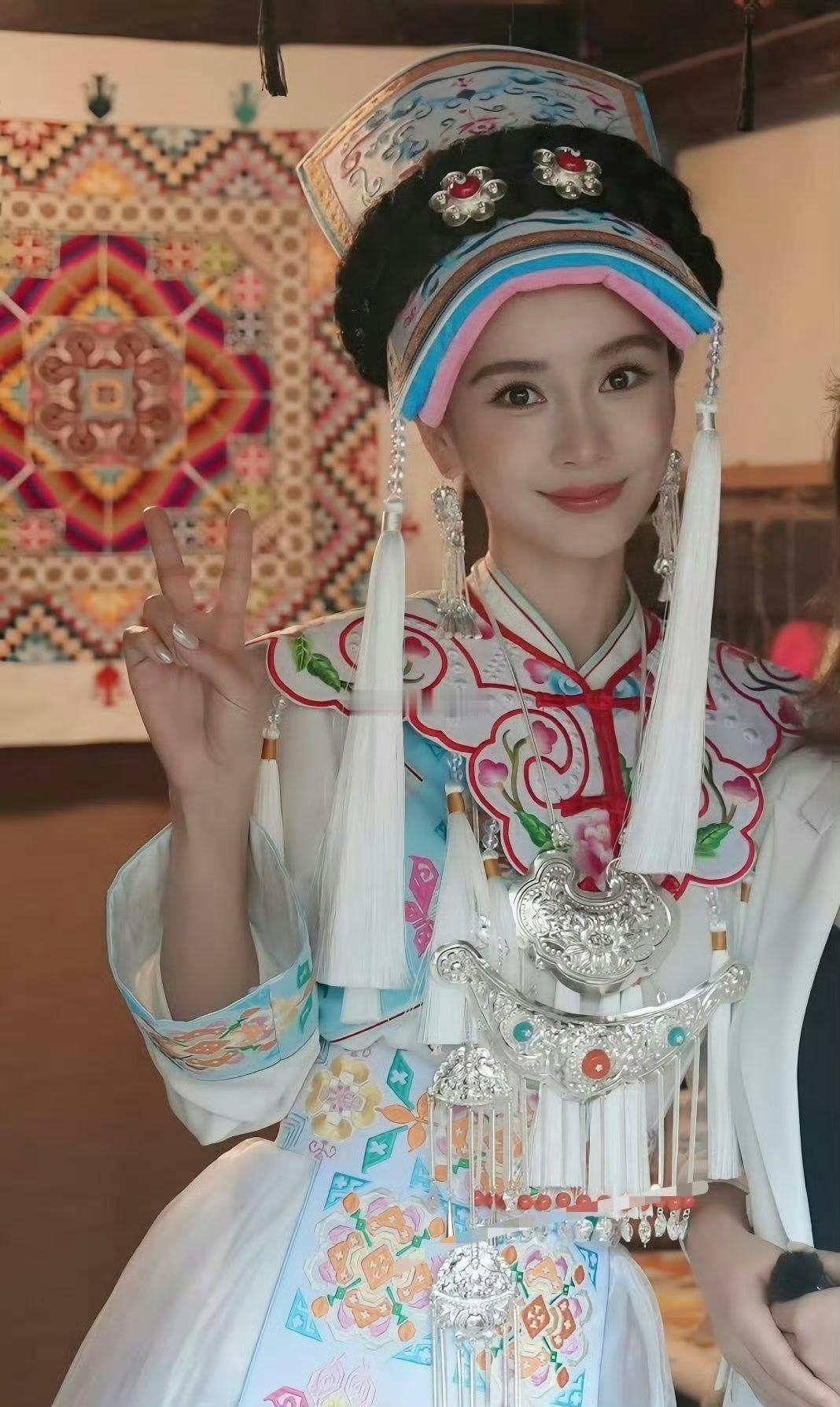 Angelababy羌族服饰路透 路透造型：改良羌服搭配重工银饰服装款式：Ang