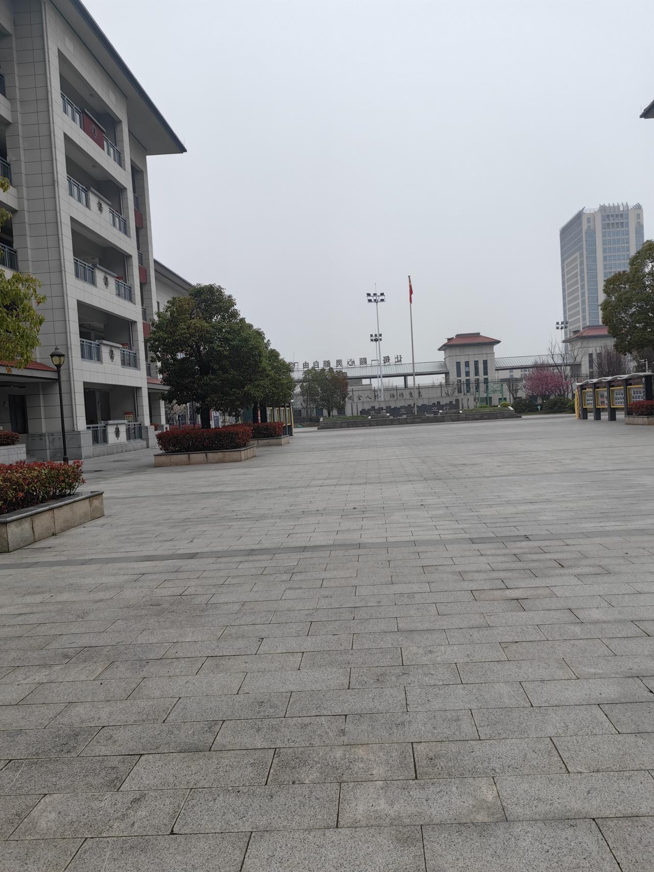 你认为谁才称得上人民心中的伟人毫无疑问，毛主席称得上人民心中的伟人。他一生都致力