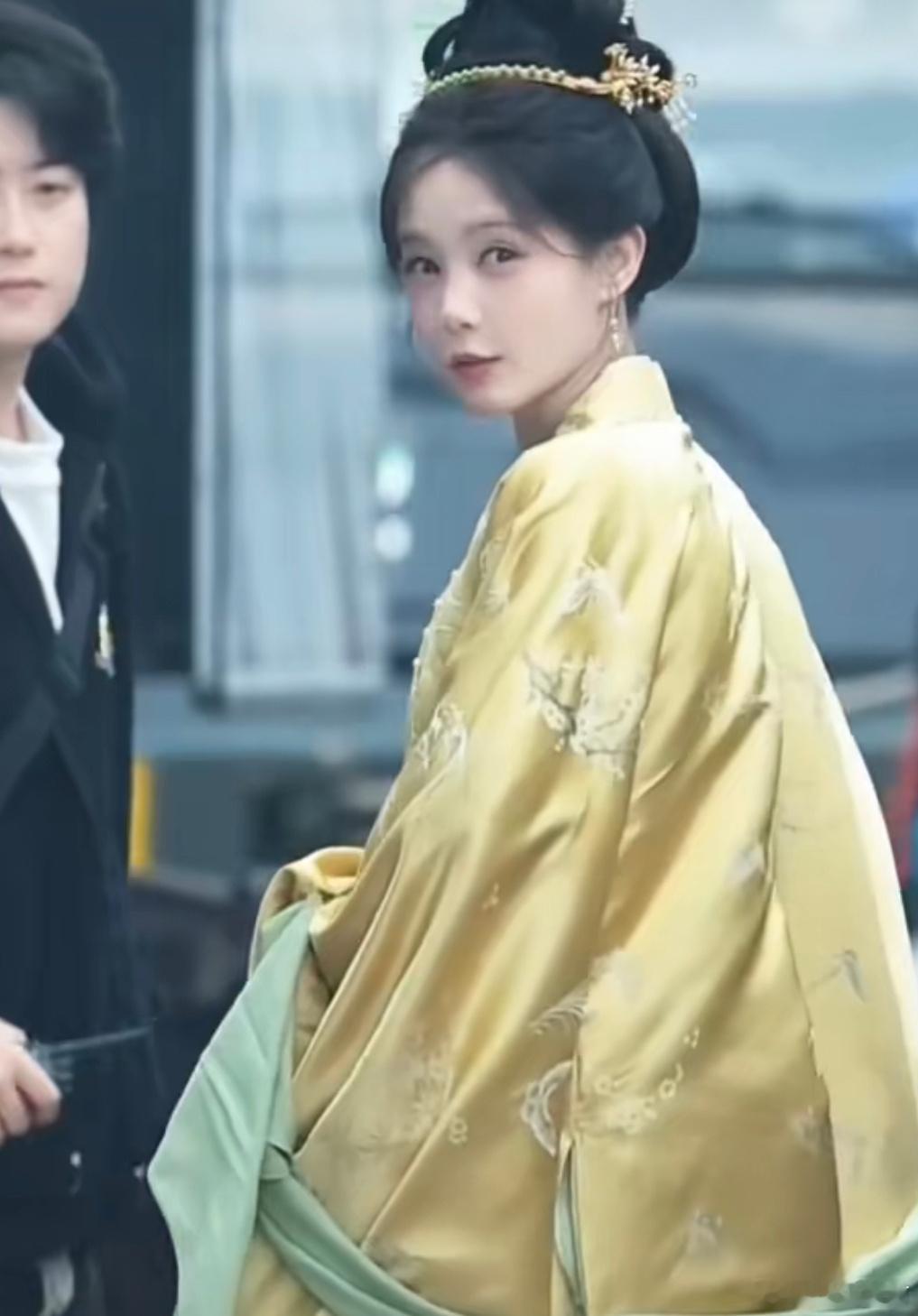 李一桐《金枝》陈雀儿路透，黄色明媚又温婉！！