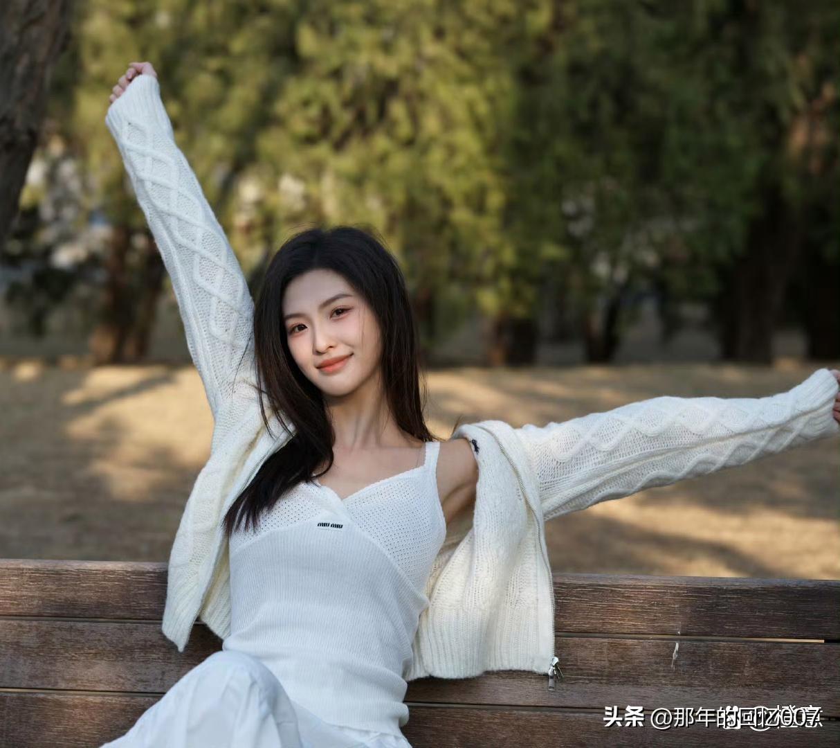 阳光下的白裙少女，简直就是一幅绝美的画卷。就像陈维涵这样优雅的白裙女神，微笑着迎