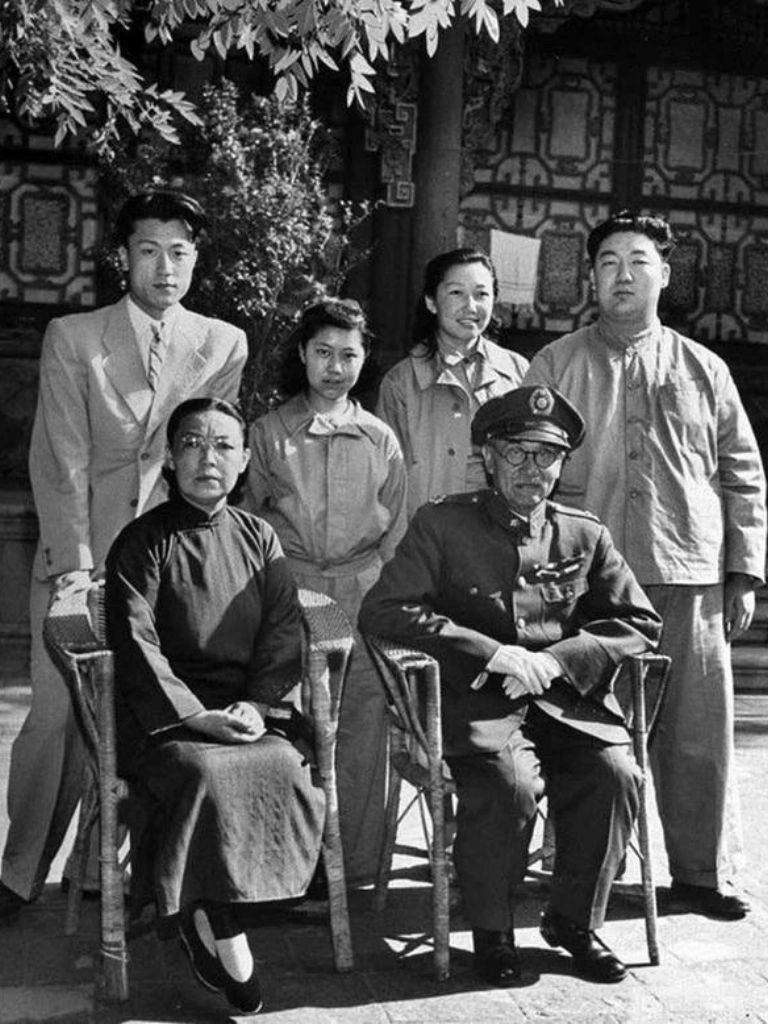 1914年，徐竹青劝丈夫阎锡山：“你纳个妾吧，为了给阎家留后。”谁知，夫妻两人后...