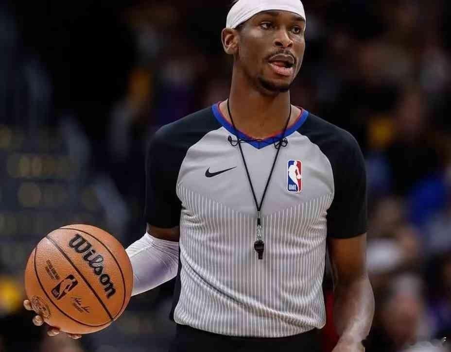 布克被罚款35000美元你们斗不过裁判队，下场太阳给雷霆上上强度吧，尽一下地主之