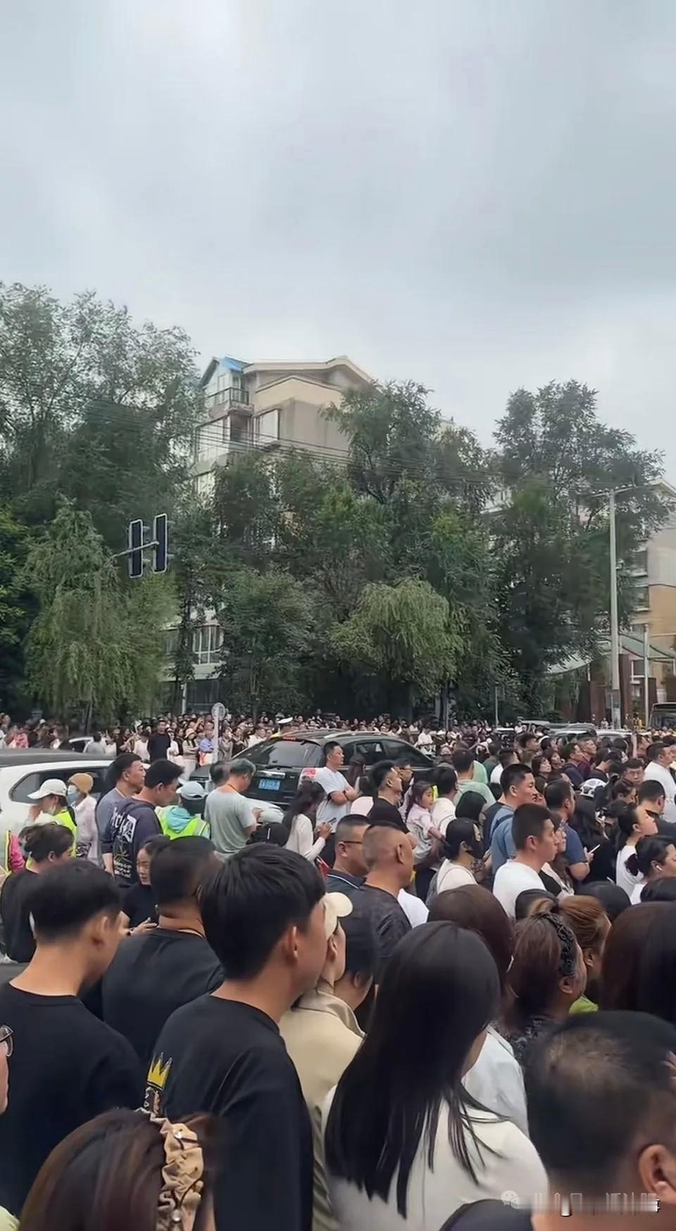 某地初一居然设置62个班、3000多名学生！初中盲目扩招，真的该叫停了！
 
今