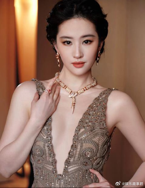 刘亦菲一则自拍刘亦菲在宝格丽米兰高级珠宝展上身穿深V流苏高定裙，美貌和仪态惊艳全