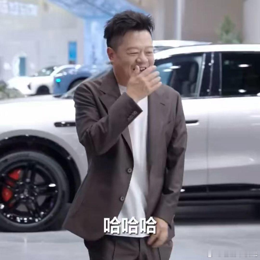 马东北京车展收到余承东送的见面礼 余承东送马东小熊，车展现场秒变暖心剧场。两位大