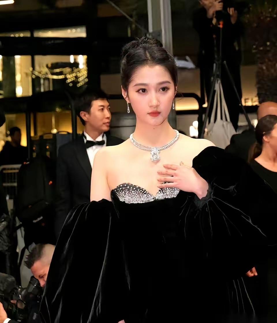 说实话，
看到现在都没等到她出来骂他，
我反而有点佩服她了。换做一般的女生，前脚