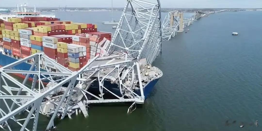 还记得巴尔的摩那座被货船撞塌的大桥吗？坍塌两年多，主体重建迟迟没动工，前期各类开