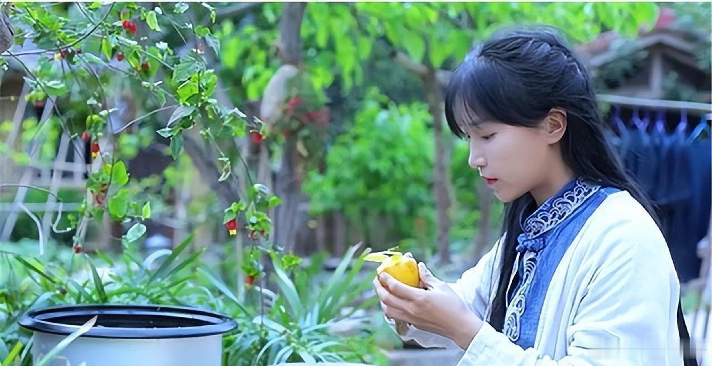 #李子柒回归##团队回应李子柒时隔3年更新#李子柒归来：携漆器之美，绽文化新光。