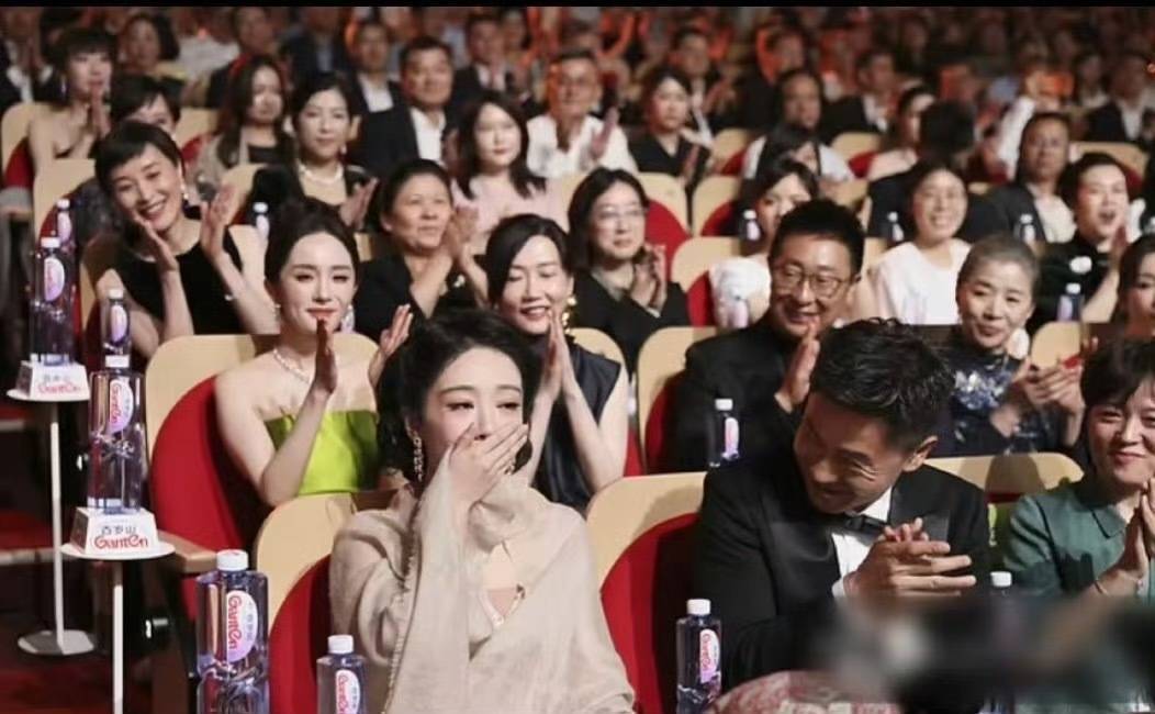 杨紫获奖孙俪吴越反应都是优秀的演员！真心为你鼓掌，杨紫实至名归！ 