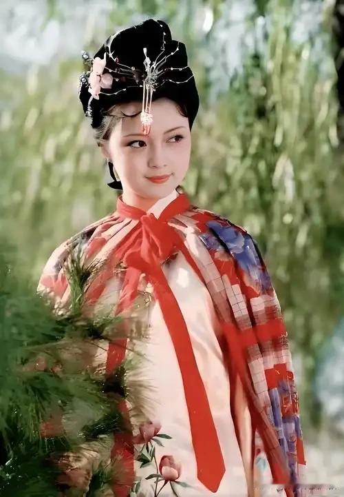 可不知从哪天起，再翻书，心思却偏向了薛宝钗。不是黛玉不好了，是渐渐懂了，尖刻是真