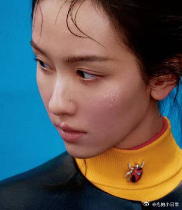 古铜色的陈都灵 古铜色的肌肤让陈都灵看起来更加神秘又性感，和以往的白皙皮肤比，展