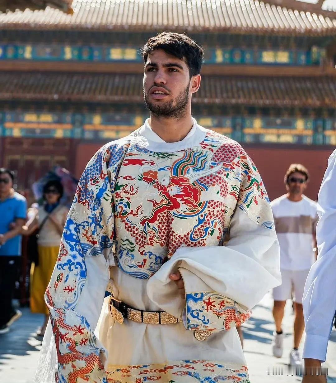 阿卡的龙袍装让人想起了他的同胞纳达尔在2005年的龙袍秀。那时纳豆长发飘逸，是颜