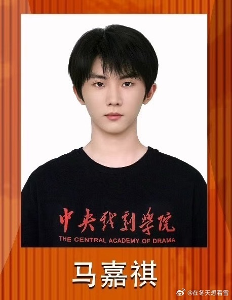 恭喜马嘉祺顺利从中戏毕业，前路繁花似锦，好戏不断🎓马嘉祺学士服毕业照