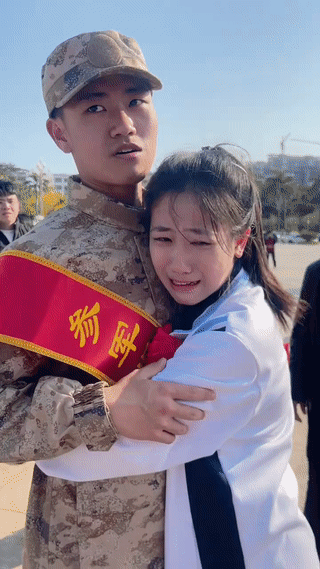 哥哥参军入伍。
妹妹在送行现场哭得泣不成声！
毕竟从小到大，最疼爱自己的就是哥哥