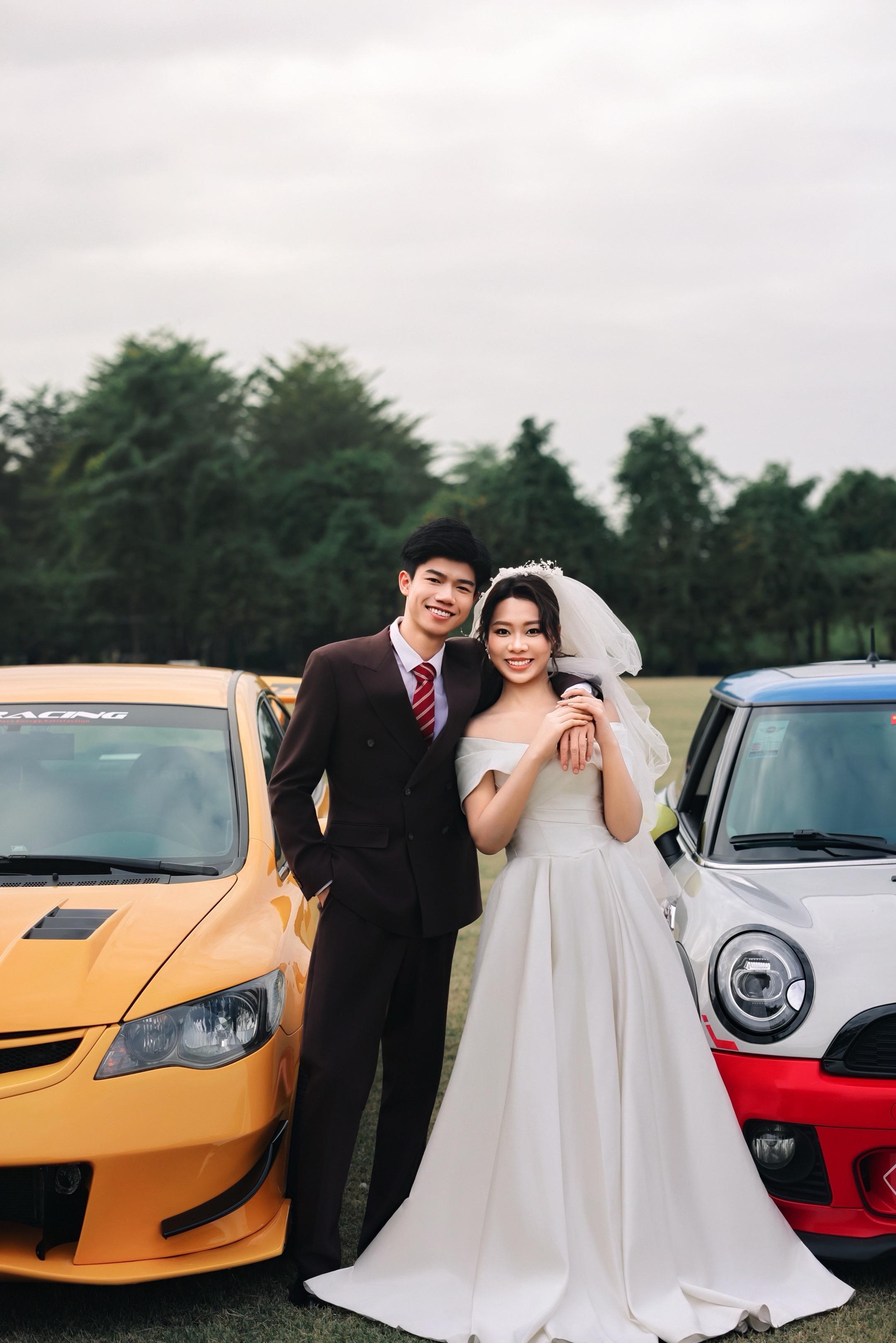 我们和车♥️。/分享你们最喜欢的婚纱照！Photo by