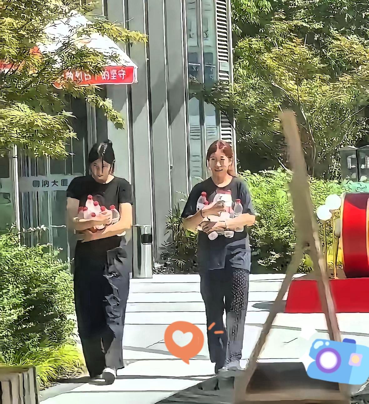 安徽宣城，两名女孩从爱心冰柜里一口气抱走十几瓶水。真正让网友生气的，可能不是这几