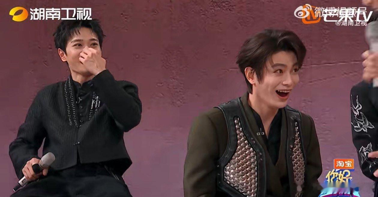 宋茜回头一看身后空无一人 你好星期六 射箭环节里，宋茜身姿轻盈专注射箭。队友却像