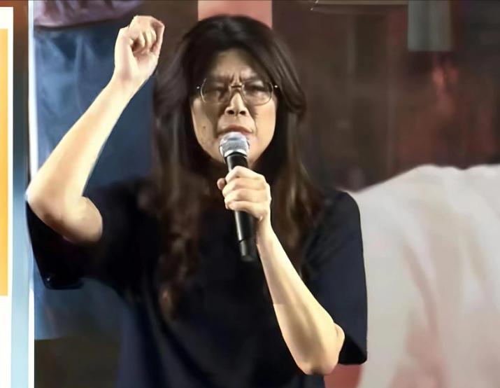搞不懂郑丽文了！！！



郑丽文心情复杂
一边想靠近大陆
一边又放不下原有圈子