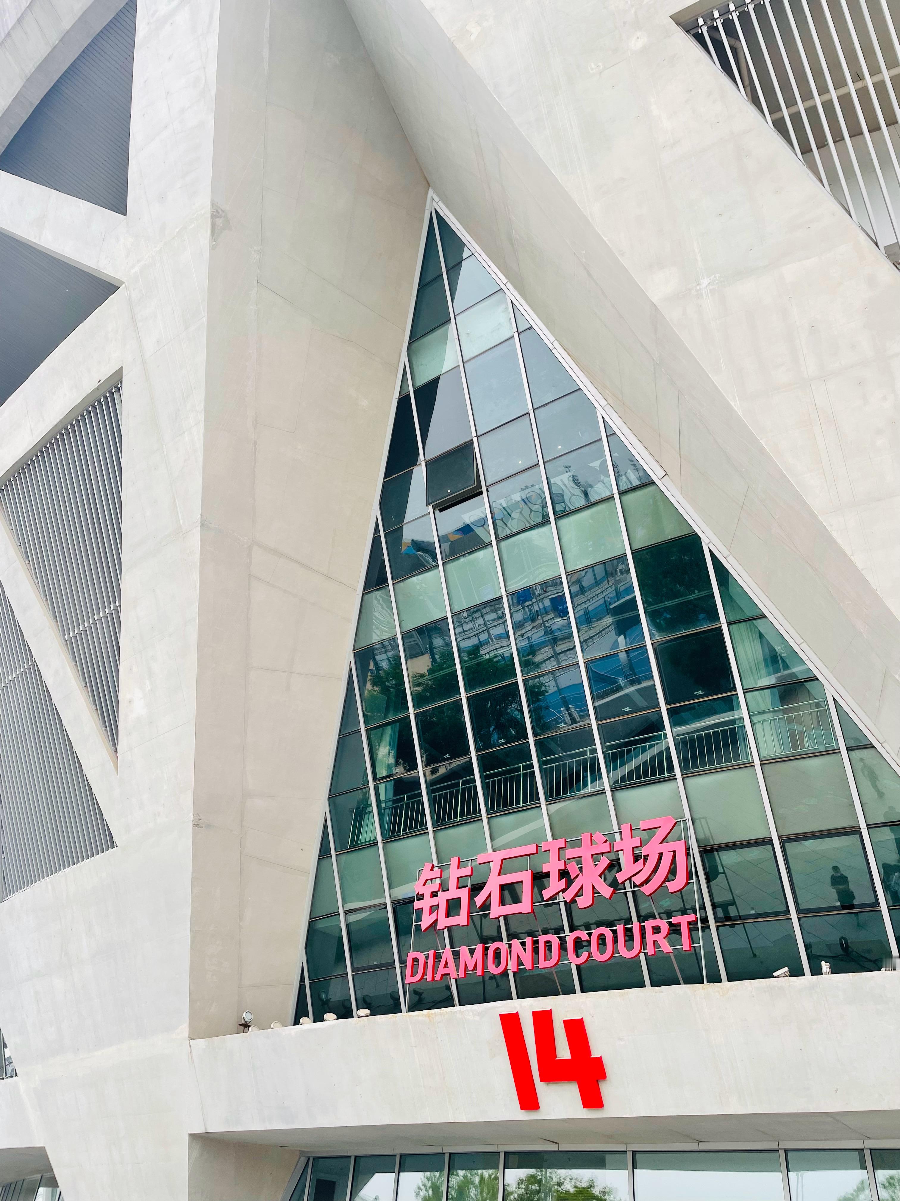 网球经济在五一的中网，太成气候了！Taco节逛了，中网展看了，钻石球场打了。假期