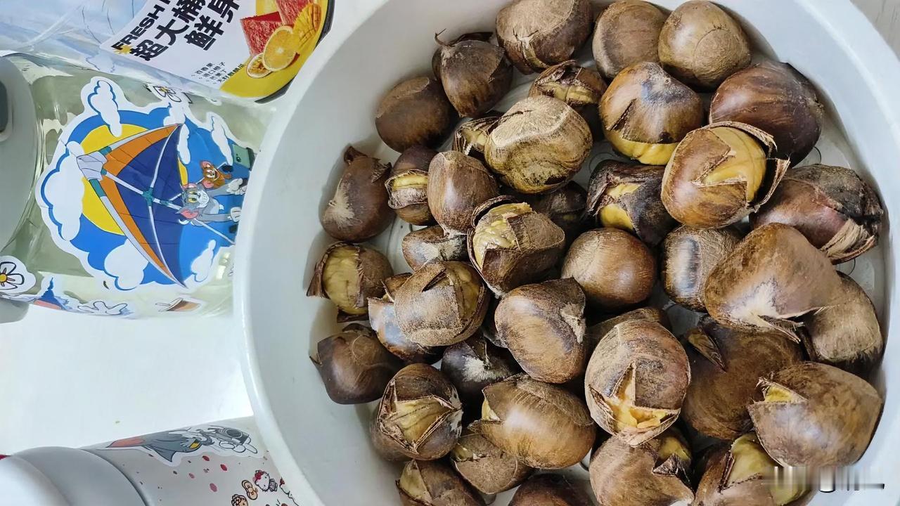 这碗烤板栗往桌上一放，秋天的甜糯味儿直接扑过来了！

你看每颗都裂着小口子，露出