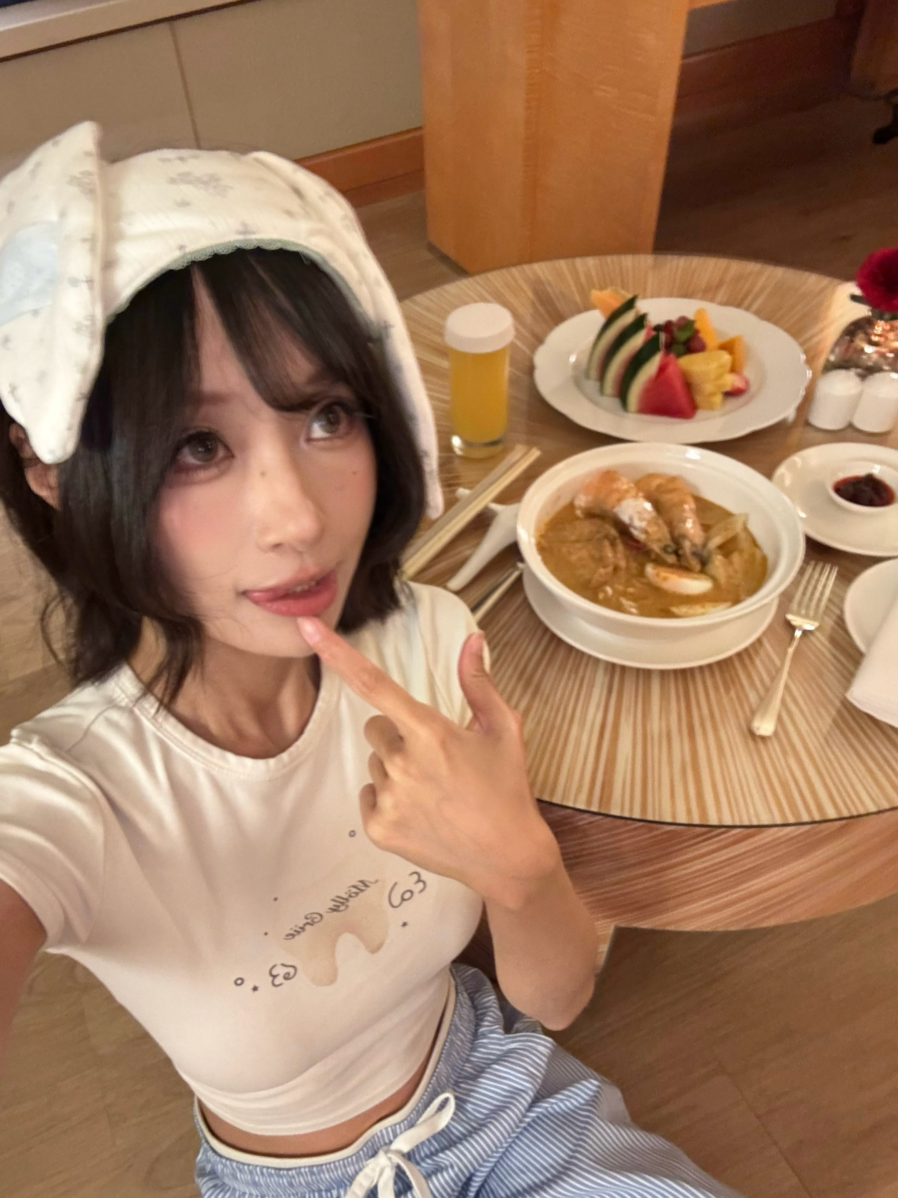 很爱和食物合影的小女孩 